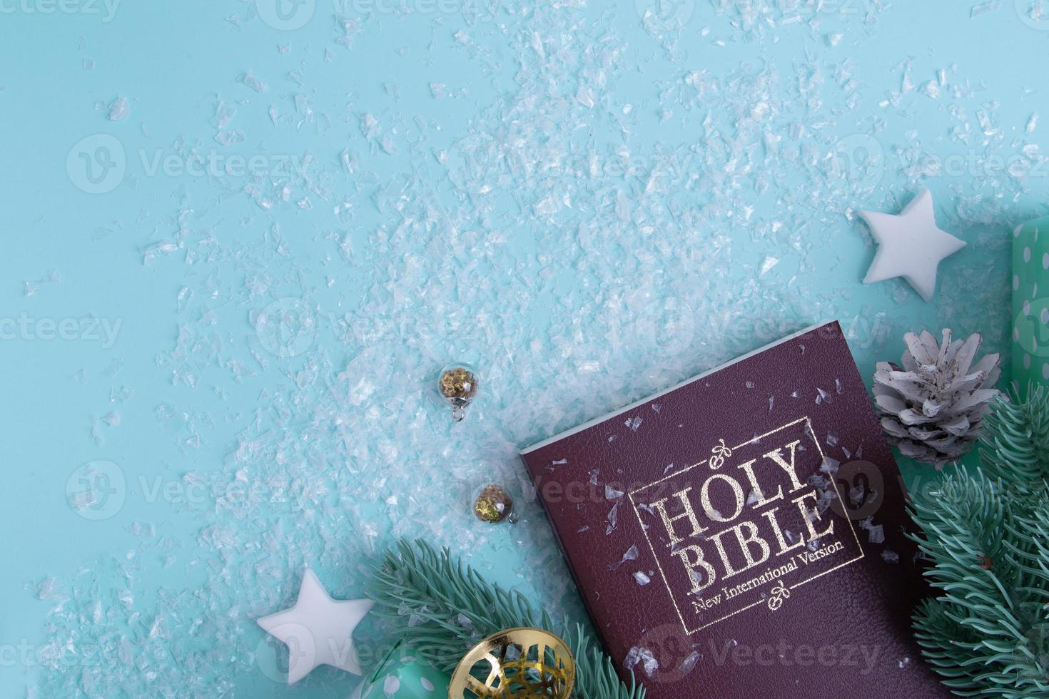 Bíblia Sagrada e decoração de Natal com neve. fundo de inverno cristão foto