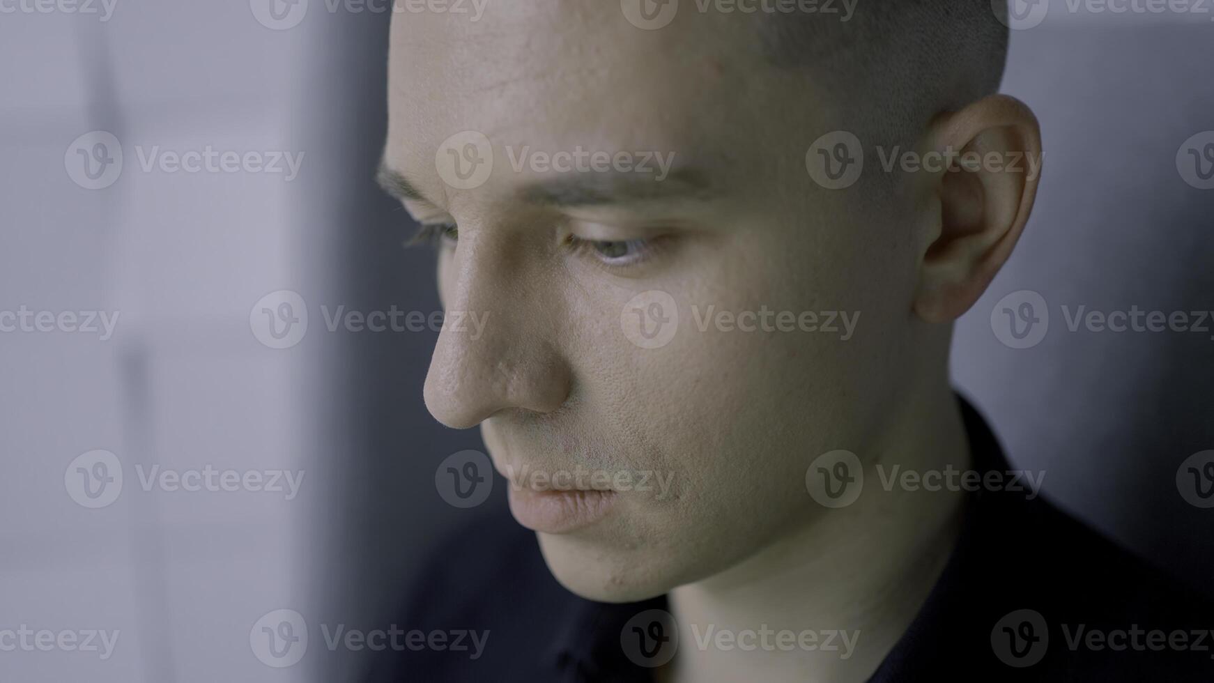 uma brilhante fechar retrato . açao . uma fofa adulto homem envolvido dentro trabalhando às uma computador, ocupado a partir de uma fechar ângulo. foto