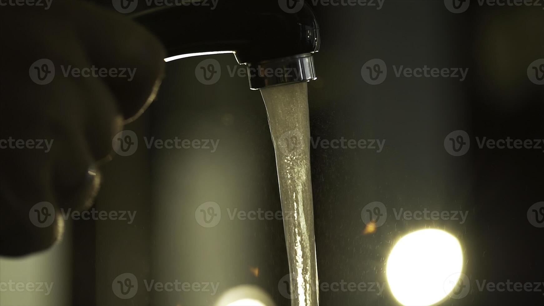 processo do lavando seu cabelo dentro uma cabeleireiro. fechar-se uma cabeleireiro lavagens uma do cliente cabeça para uma cara. quadro. cabeleireiro salão. homem durante cabelo lavar fechar-se foto