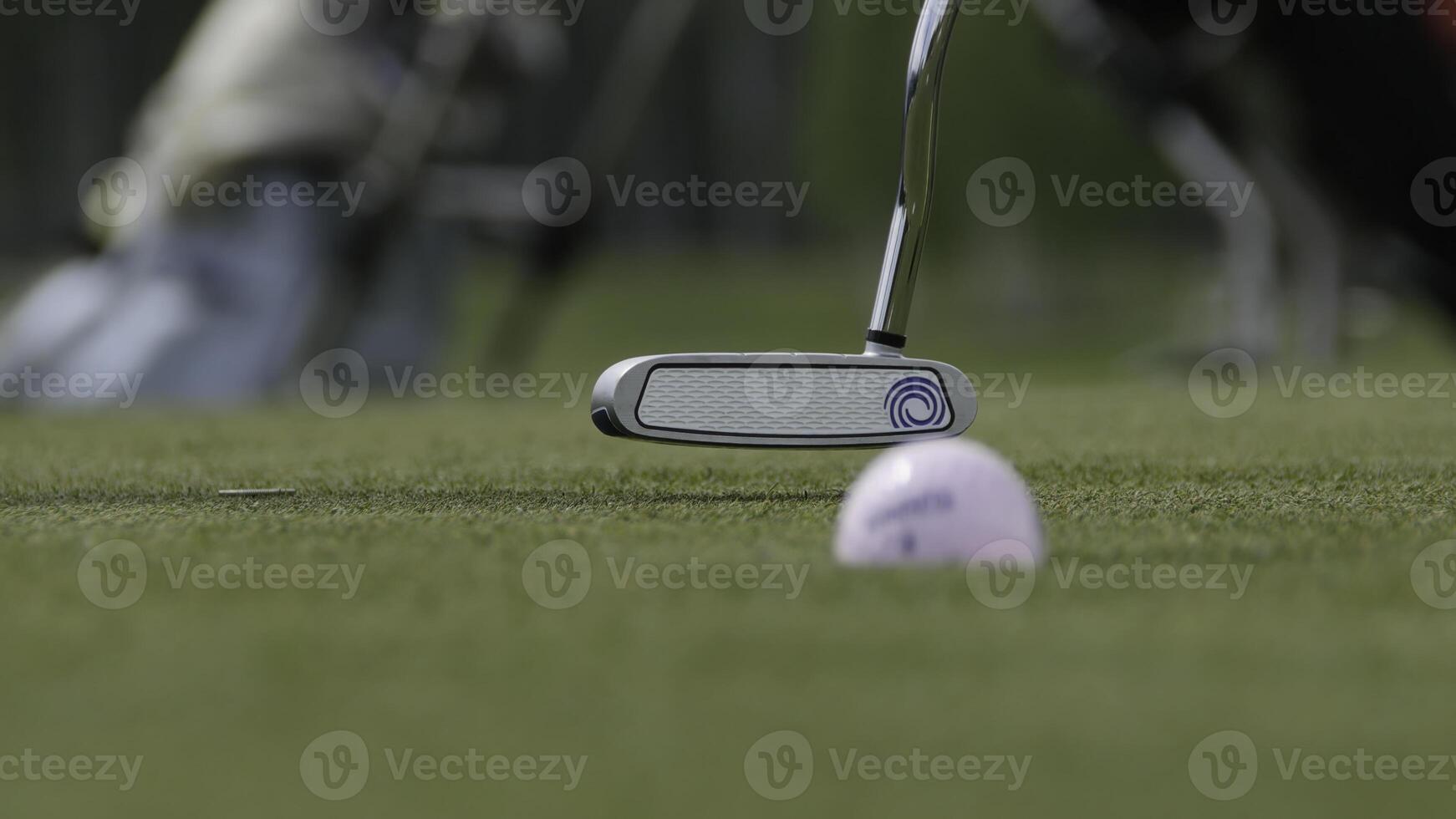 jogador de golfe batendo golfe tiro com clube em a curso. bater a bola golfe foto