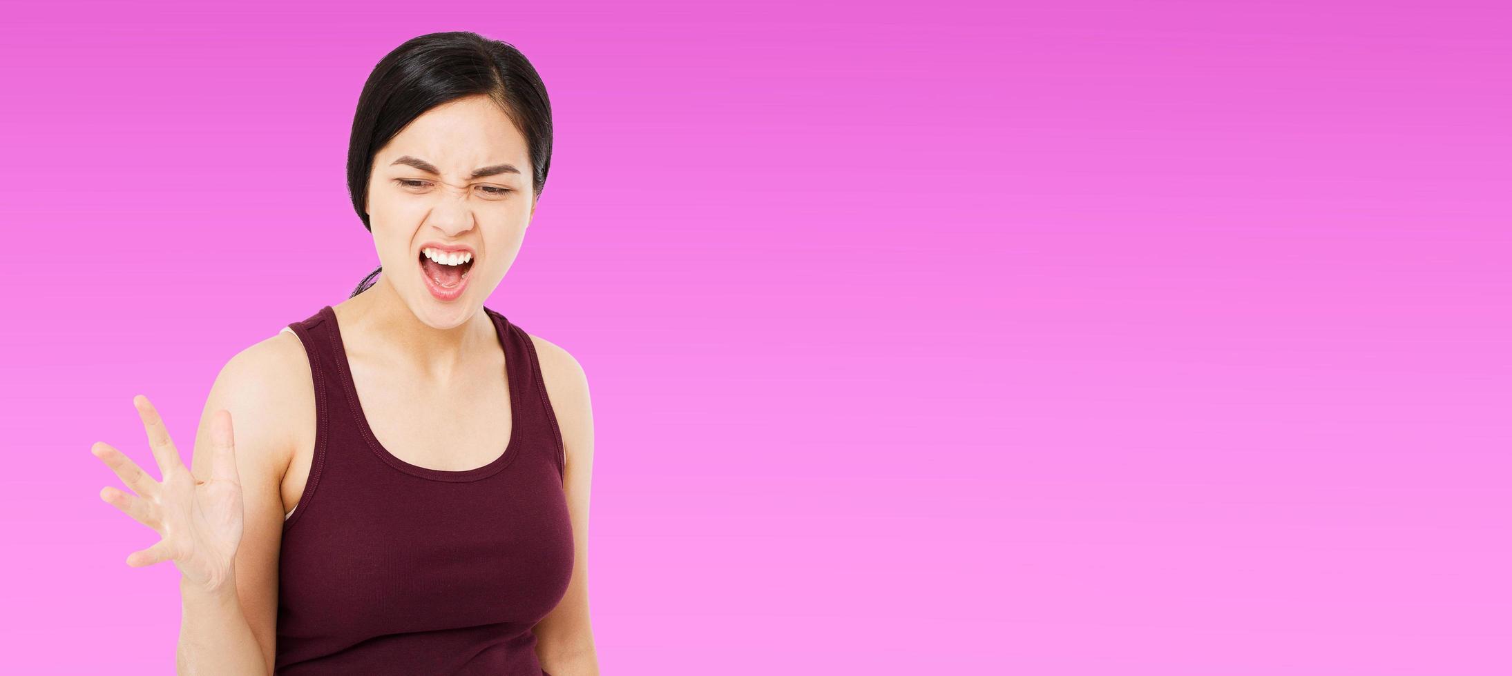 gritando jovem coreana, mulher asiática isolada em um fundo roxo, emoção humana, espaço de cópia foto