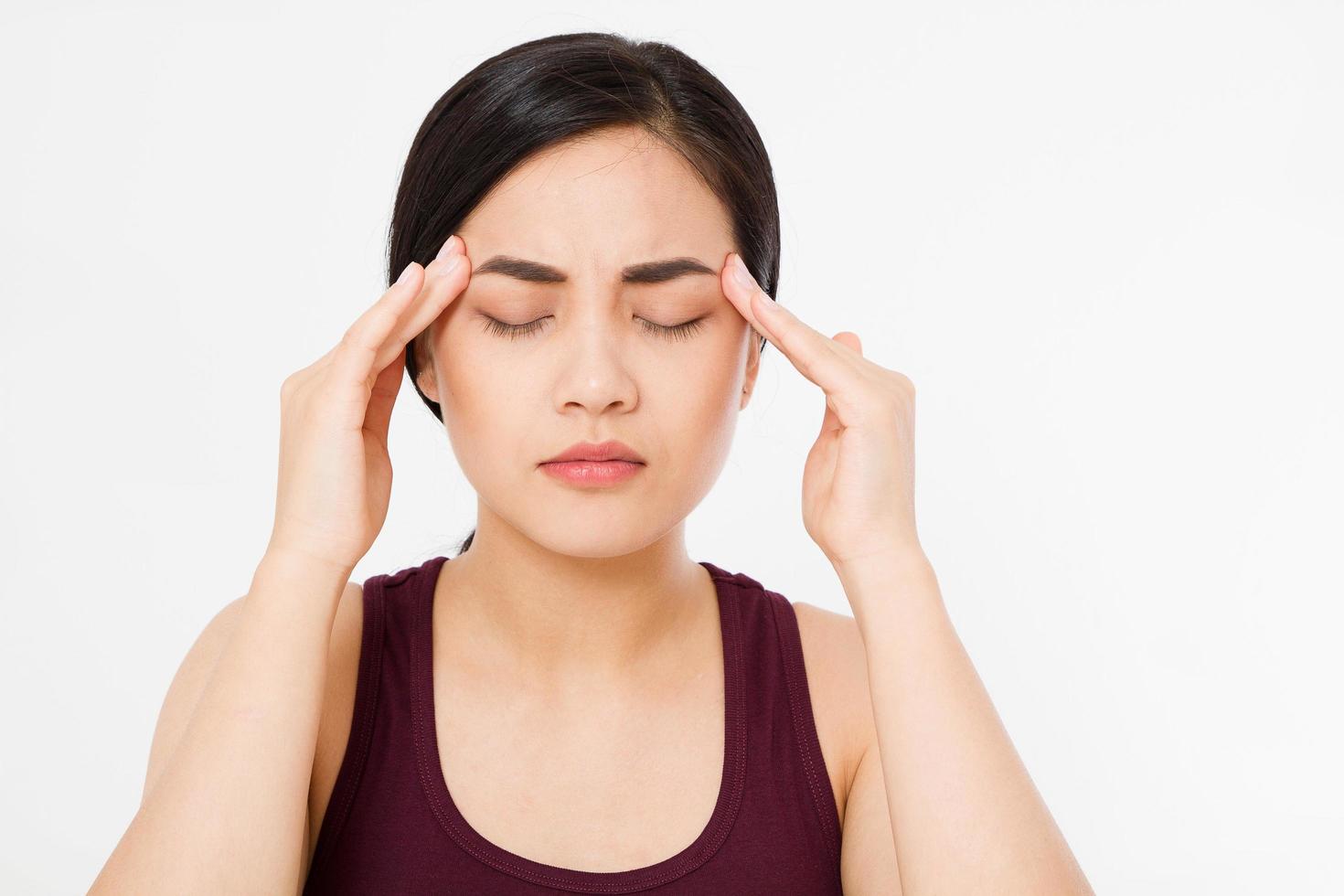 estressada exausta mulher japonesa asiática com forte dor de cabeça de tensão. retrato de uma menina doente que sofre de enxaqueca, sensação de pressão e estresse. dor e saúde. copie o espaço. foto