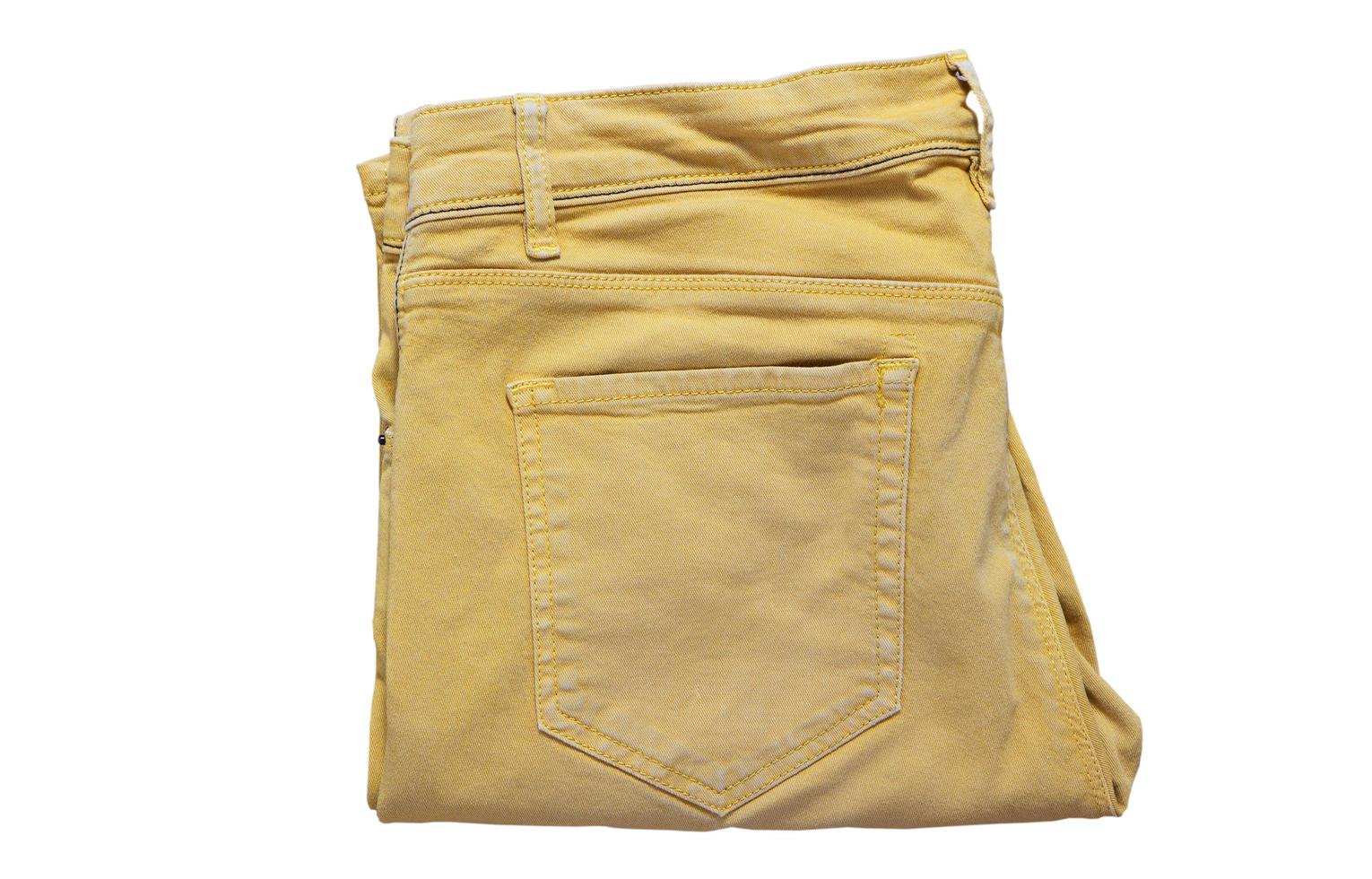 calças amarelas isoladas, calças jeans amarelas, calças justas. bolsos modernos calça amarela para adolescentes isolados no fundo branco. roupas de moda jovem verão foto