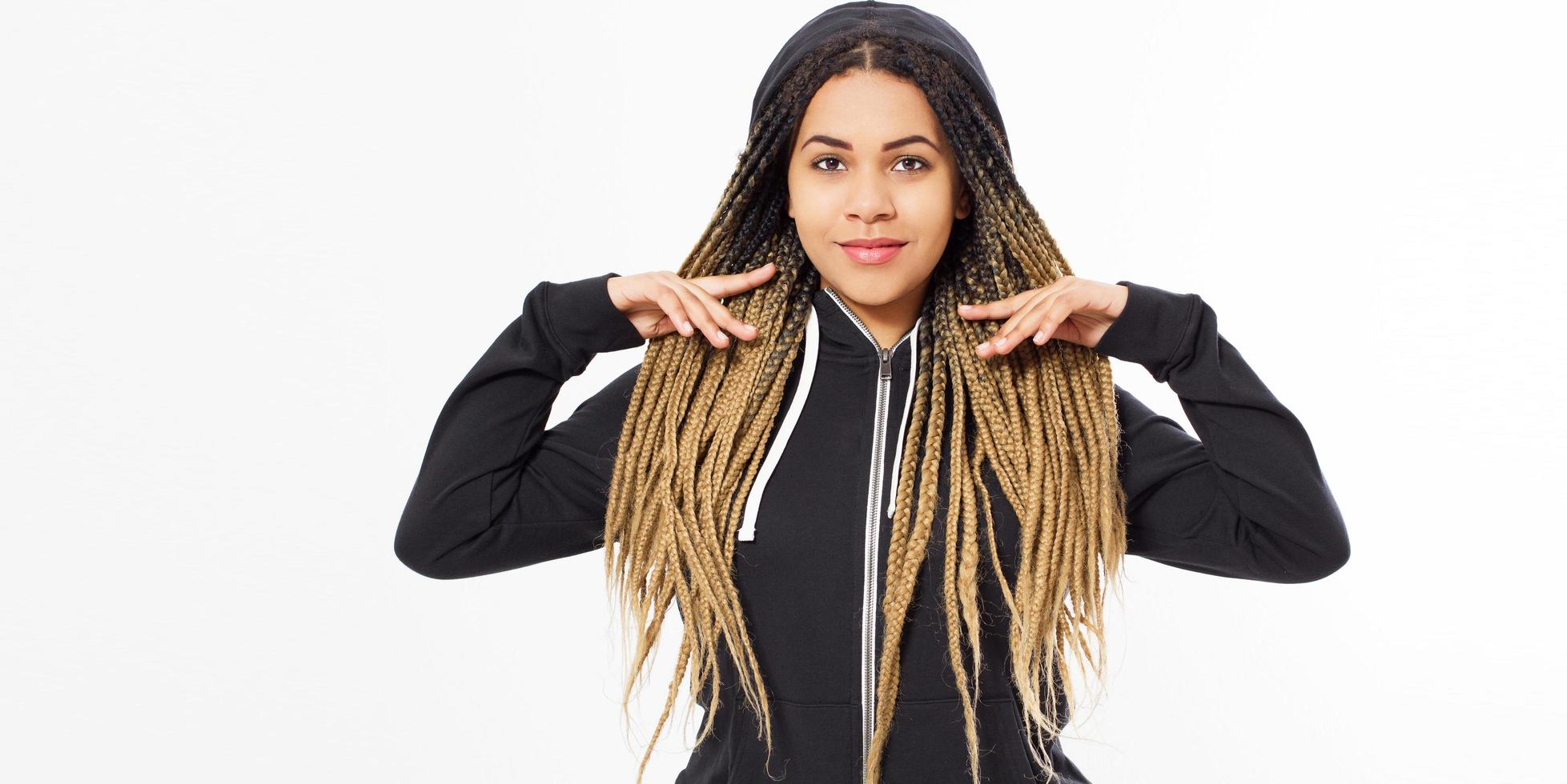 jovem mulher bonita - hipster em moletom preto posando em fundo branco, copie o espaço foto