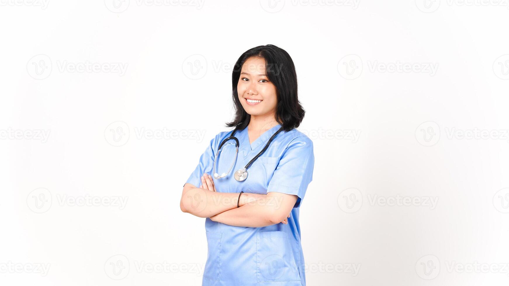 jovem ásia fêmea médico dobrando braços sorridente e olhando às Câmera isolado em branco fundo foto