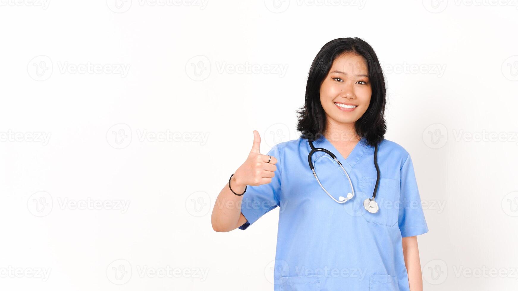 jovem ásia fêmea médico mostrando polegares acima isolado em branco fundo foto