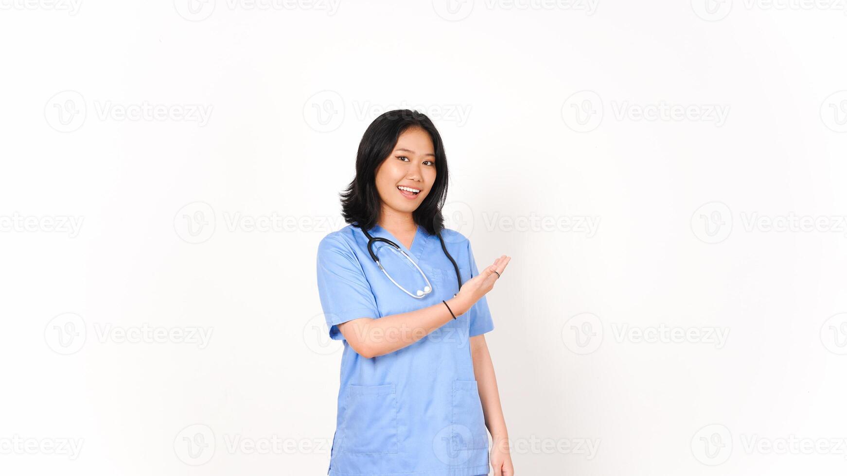 jovem ásia fêmea médico mostrando cópia de espaço isolado em branco fundo foto