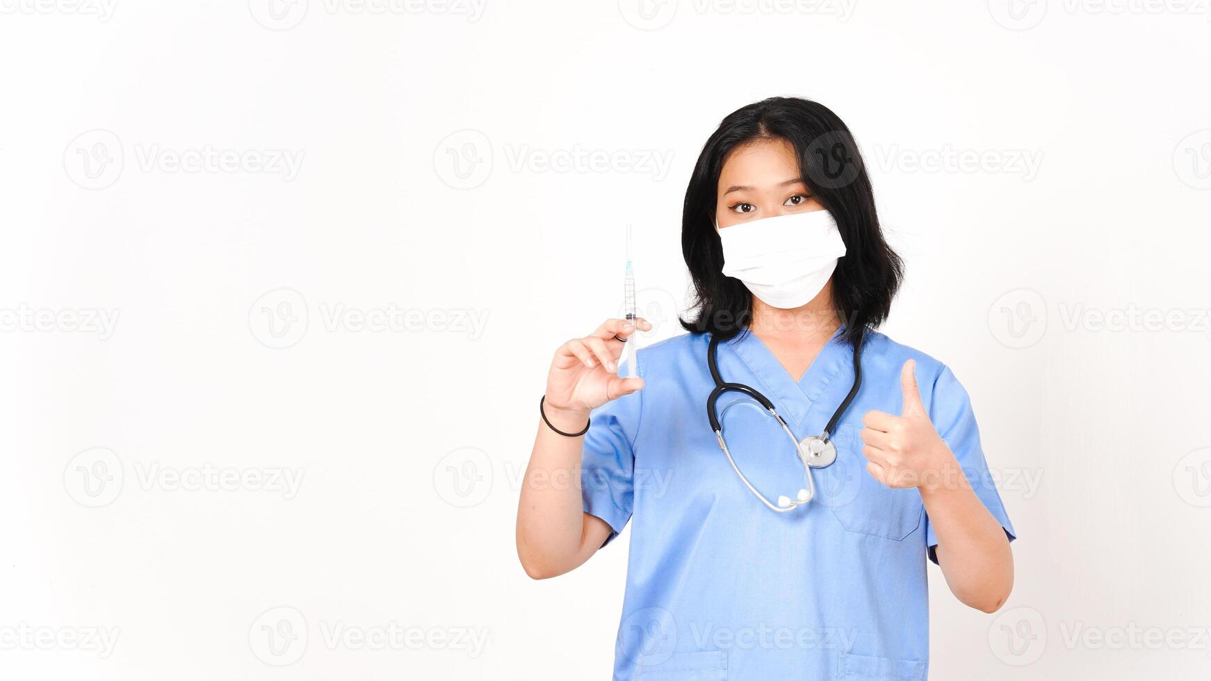 jovem ásia fêmea médico vestindo médico mascarar e segurando seringa para vacinação isolado em branco fundo foto