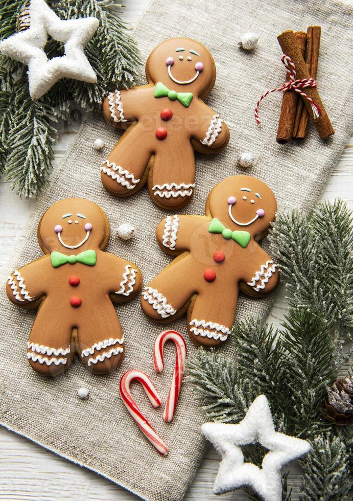 biscoitos de gengibre de natal em fundo têxtil foto