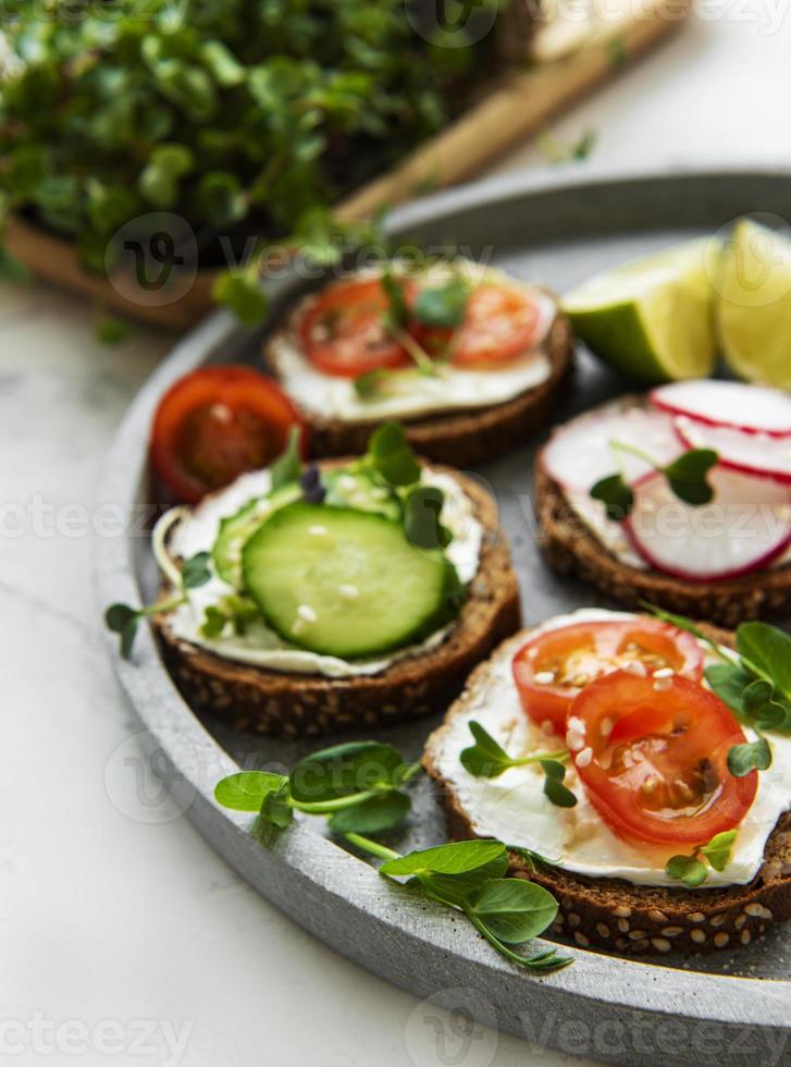 sanduíches com vegetais saudáveis e micro verdes foto