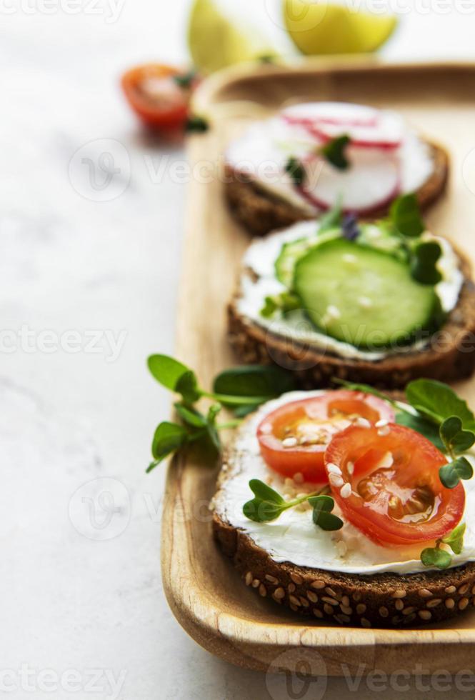 sanduíches com vegetais saudáveis e micro verdes foto