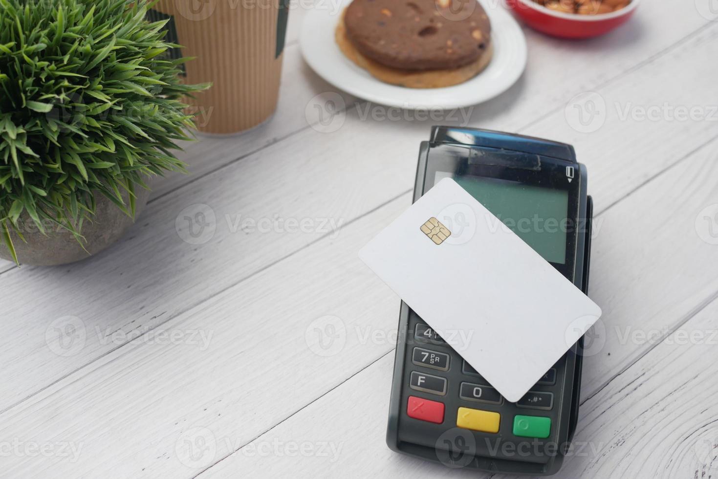 cartão de crédito de conceito de pagamento sem contato em uma máquina POS foto