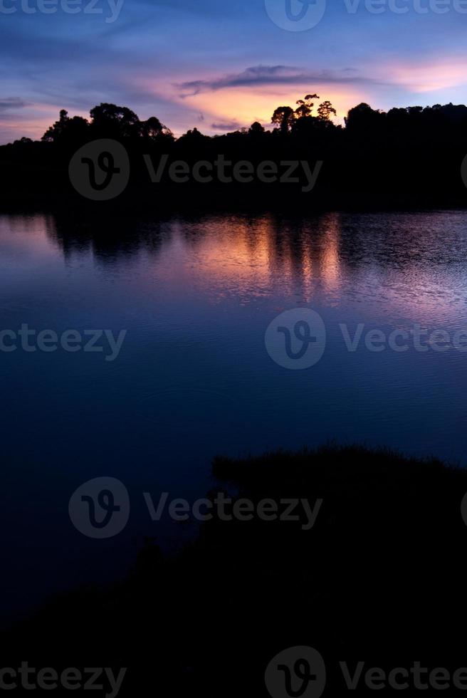 bela paisagem de céu com pôr do sol na margem do rio foto