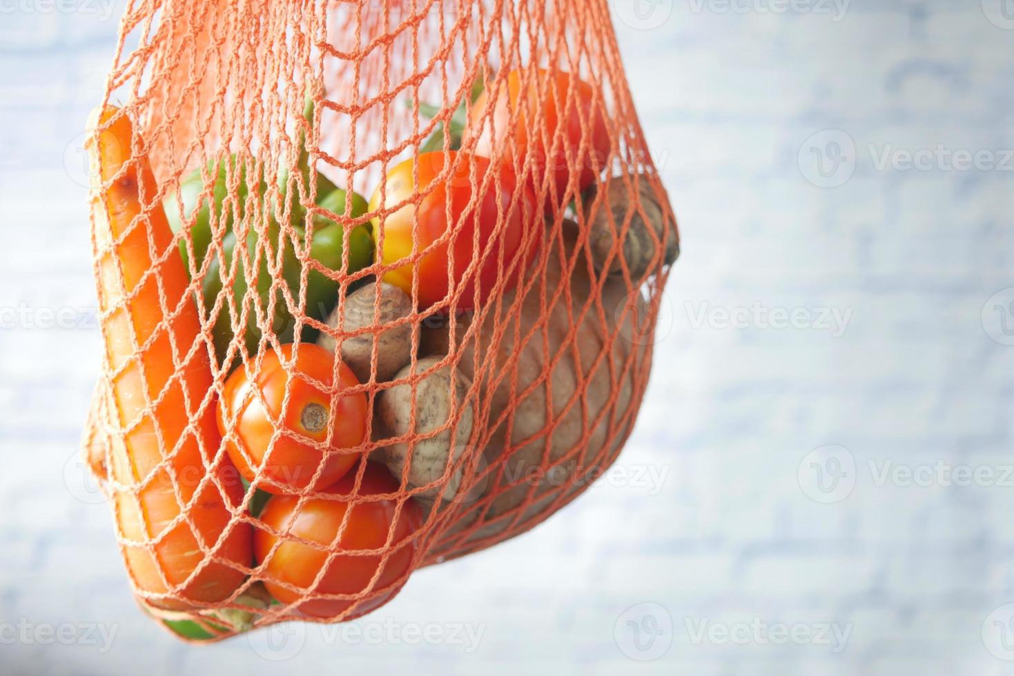 comida saudável com vegetais saco reutilizável de papel no fundo branco foto