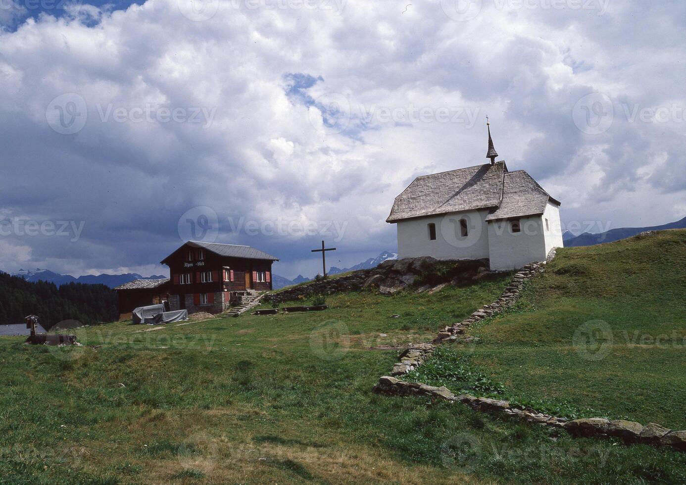 uma pequeno branco Igreja foto