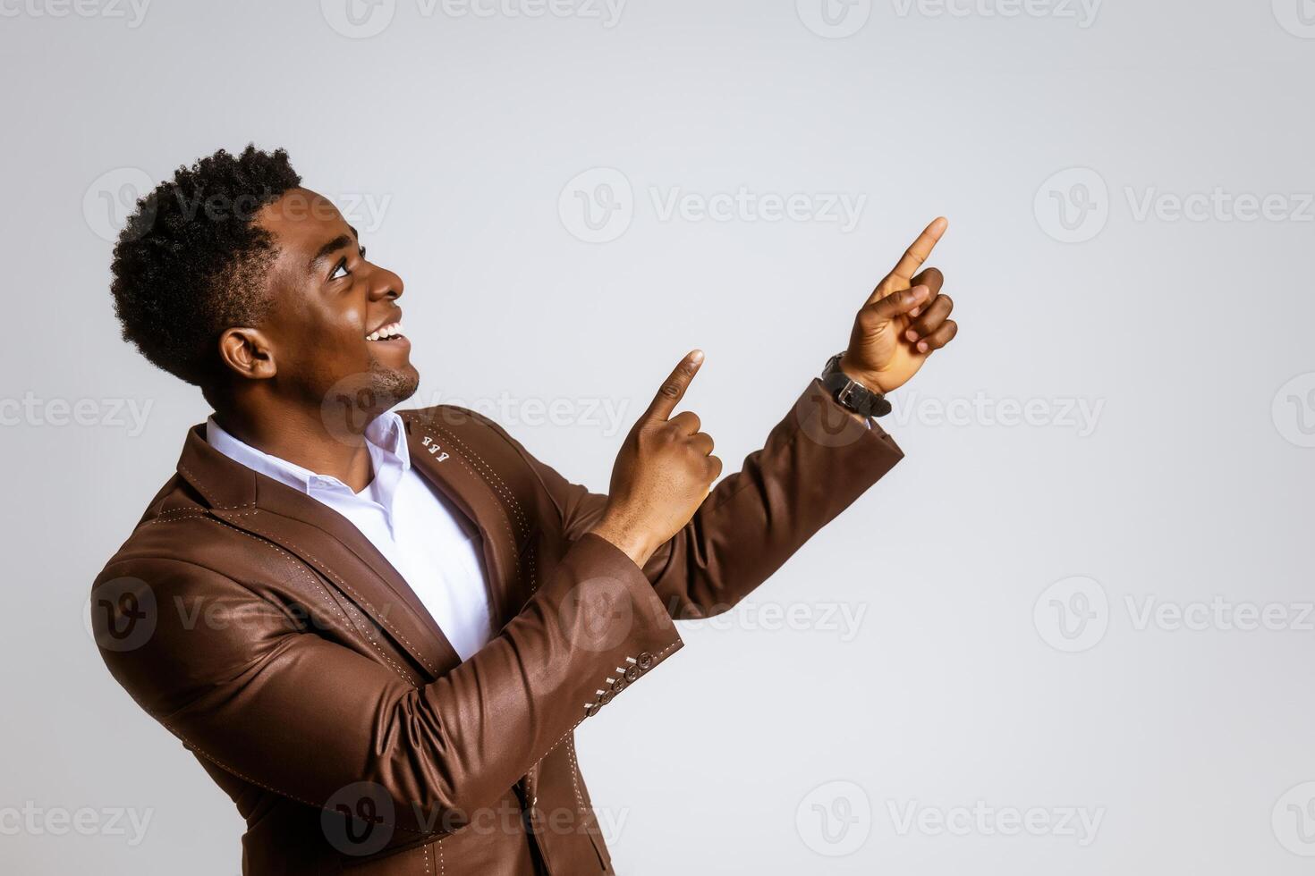 retrato do feliz homem de negocios quem é sorridente e apontando às em branco espaço em imagem. cópia de espaço para seu texto ou advertir. foto