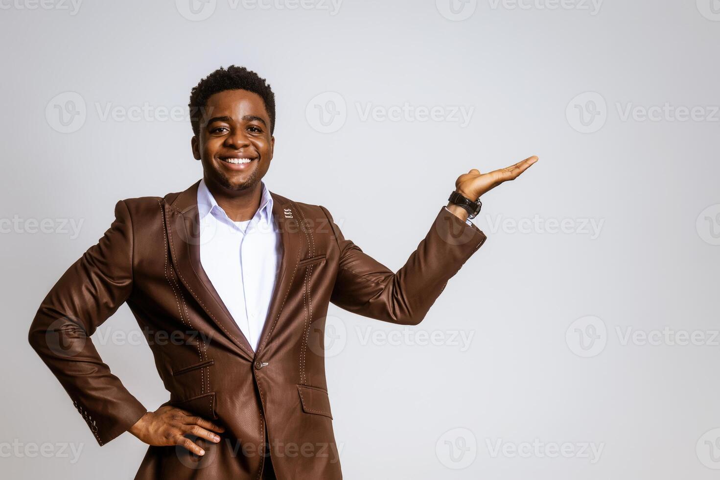 retrato do feliz homem de negocios quem é sorridente e segurando mão às em branco espaço em imagem. cópia de espaço para seu texto ou advertir. foto