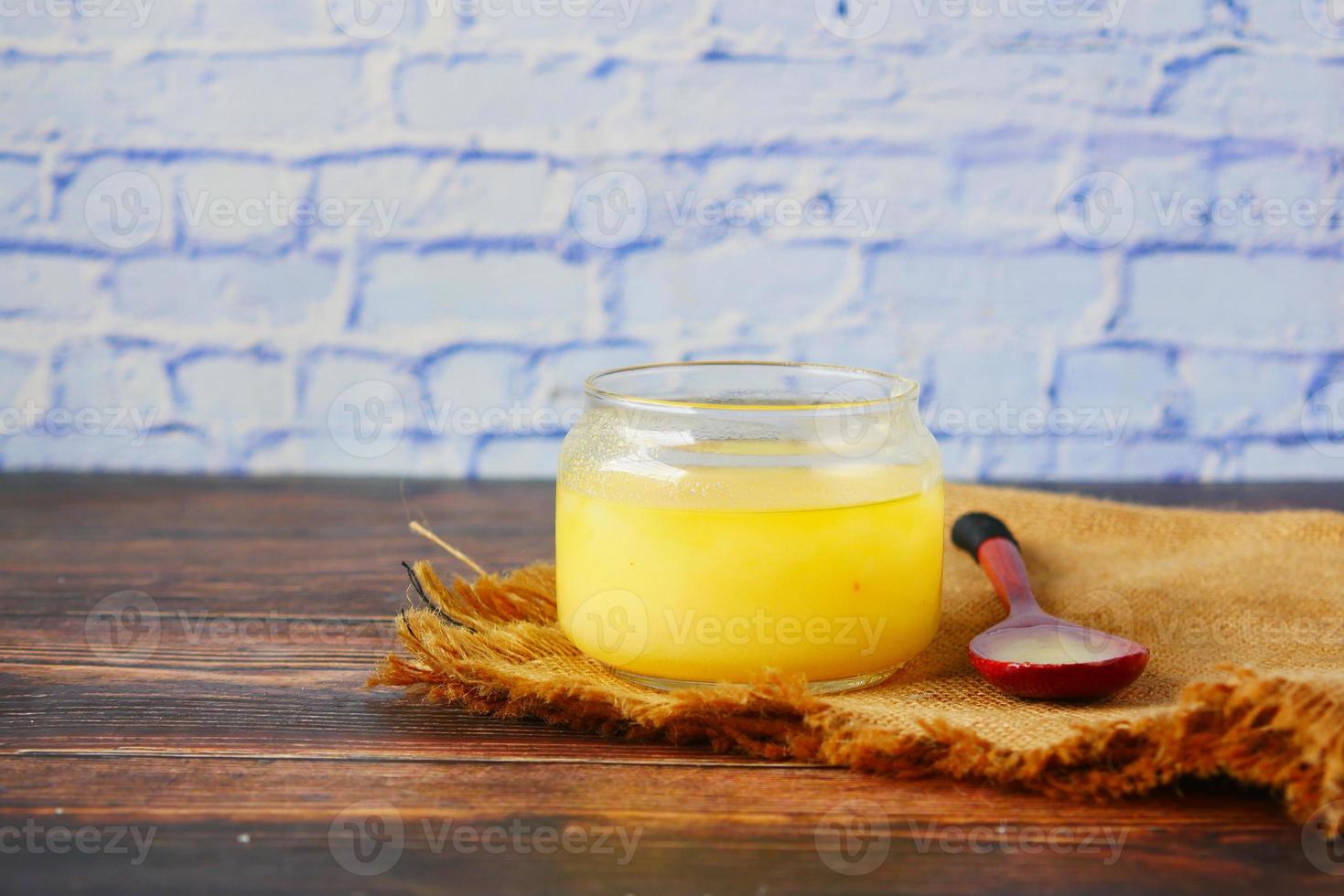 ghee caseiro em um recipiente sobre uma mesa, foto