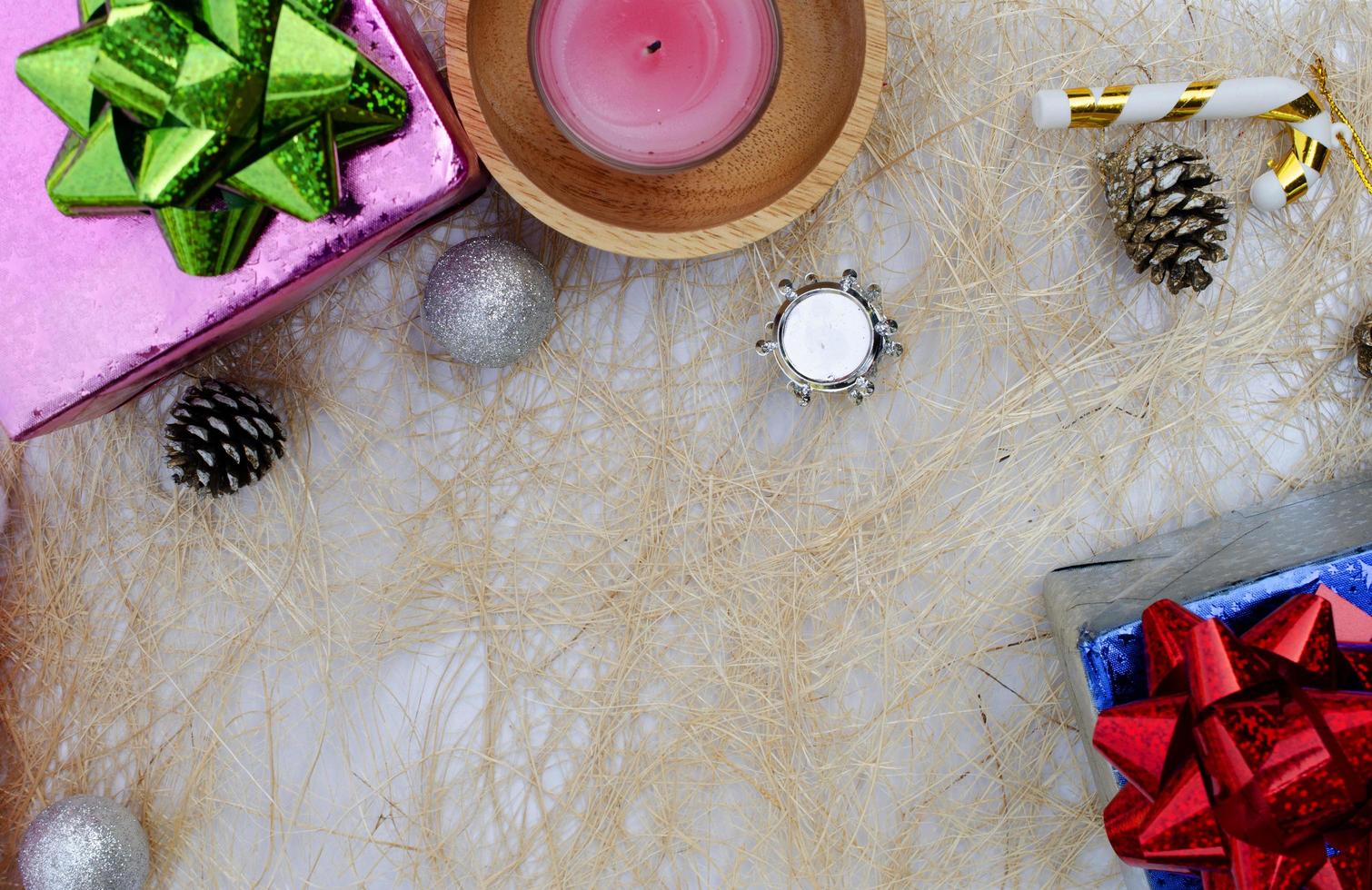 caixa de presente e vela com fundos de decoração de Natal acima. vistas principais foto