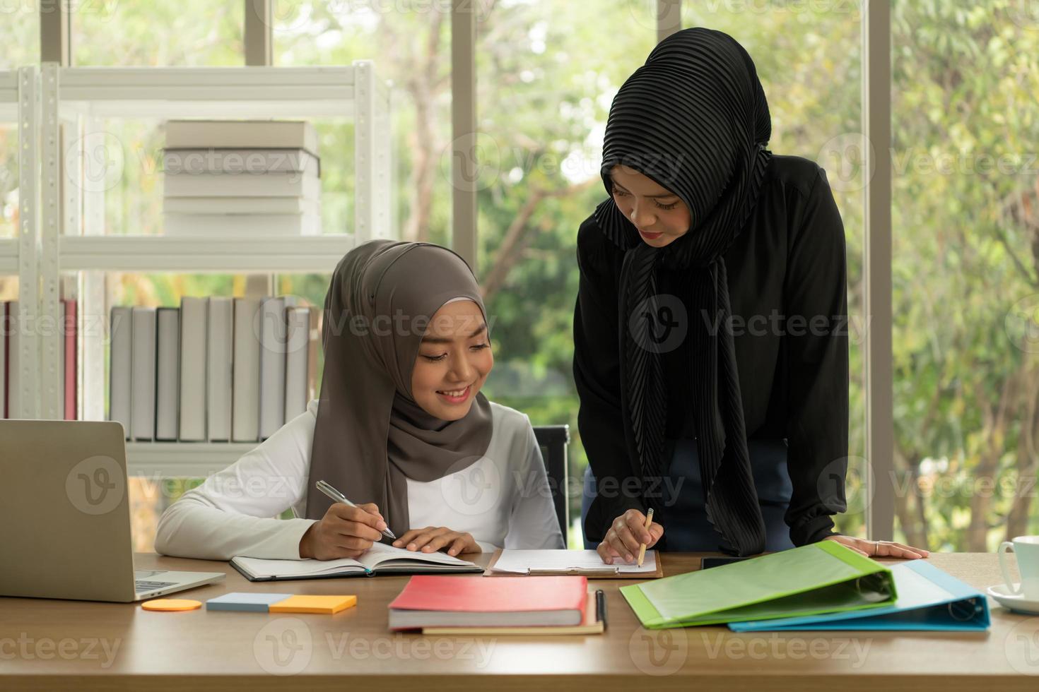 empresária árabe usando hijab trabalhando no escritório foto