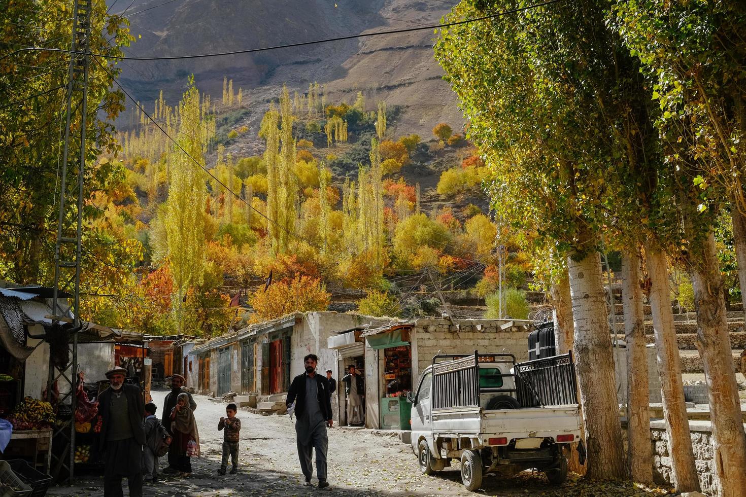 gilgit baltistan, pakistan, 2017 - folhagem colorida na temporada de outono, pequena aldeia pacificamente no vale de nagar. foto