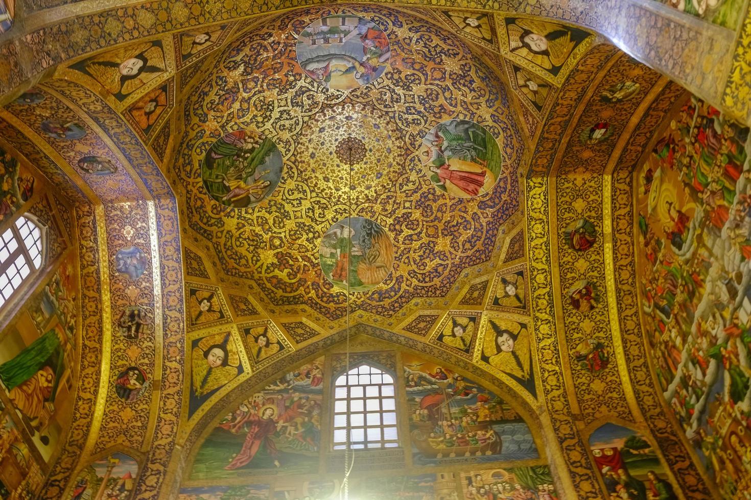 novo julfa isfahan, irã, 2016 - interior da famosa arquitetura antiga. bela parede ornamentada e teto dentro da catedral vank ou sagrado salvador armênio. foto