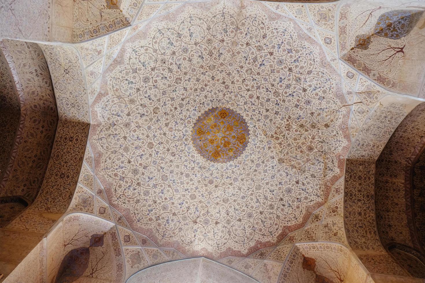 Isfahan, Irã, 2016 - vintage padrão persa ornamentado com parede e teto. pinturas naturalistas com motivos florais no antigo palácio ali qapu. foto