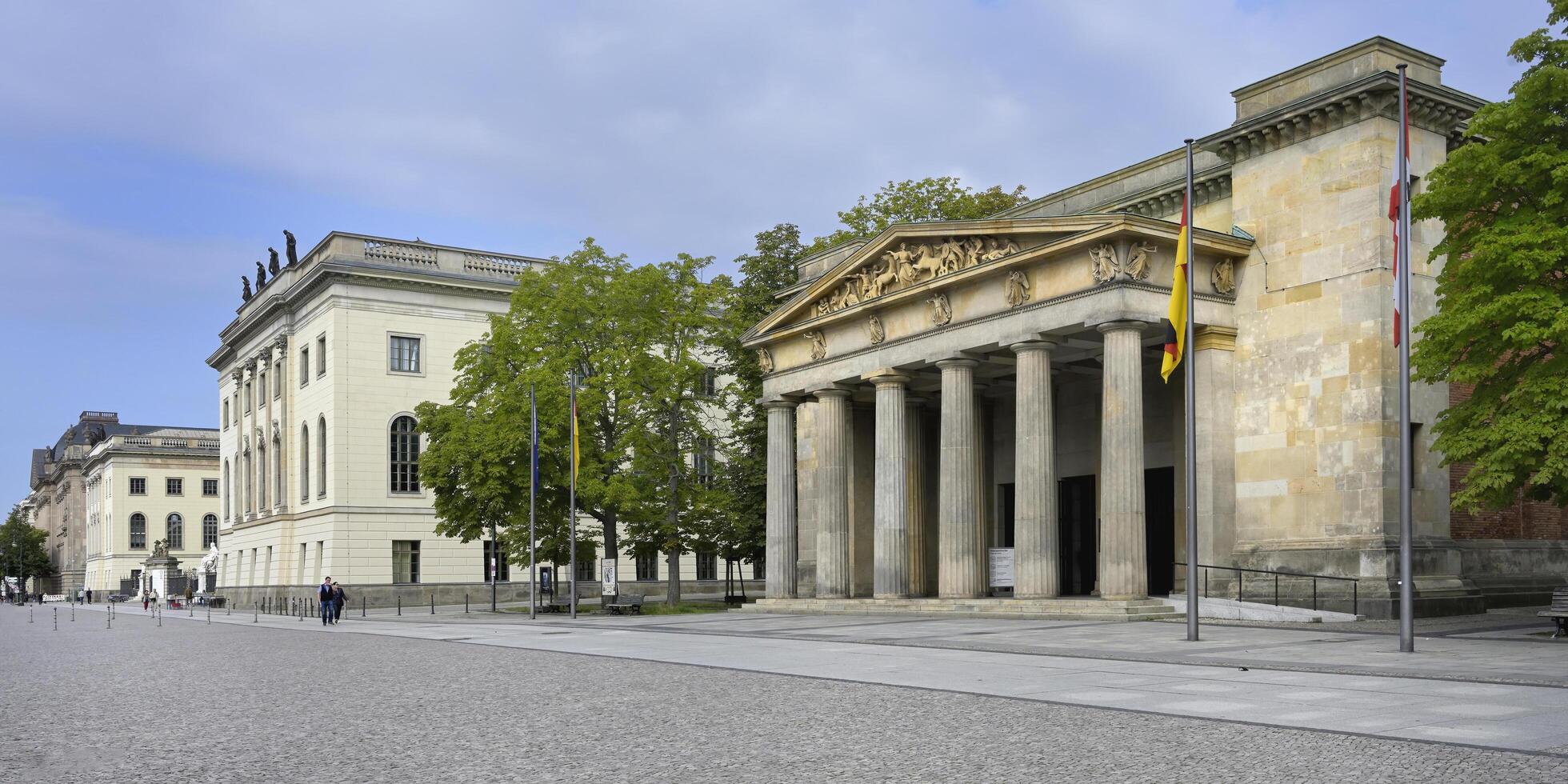 Berlim, Alemanha, 2021 - central memorial para a vítimas do guerra e tirania, neue ei, unter cova tília, Berlim, Alemanha foto