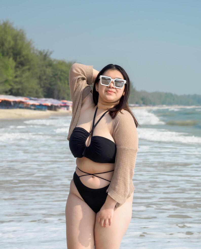 retrato jovem ásia mulher gordo gordo fofa lindo sorrir feliz Diversão bikini roupa de banho corpo sexy frente Visão tropical mar de praia branco areia limpar \ limpo e céu azul calma natureza oceano onda água viagem em feriado foto