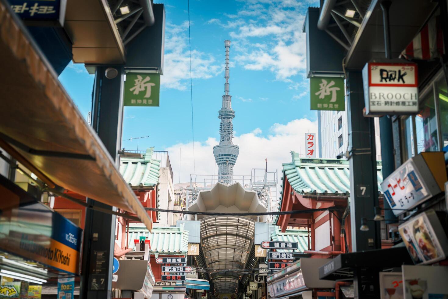 Tóquio skytree às compras rua nakamise sensoji ou Asakusa kannon têmpora, localizado dentro asakusa. ponto de referência para turista atração. Tóquio, Japão, 18 novembro 2023 foto