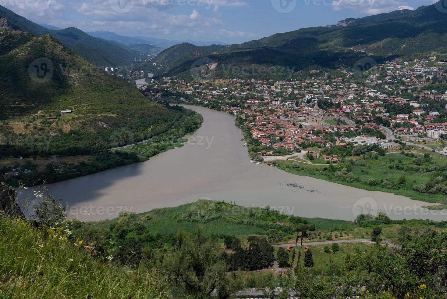 Visão a partir de jvari mosteiro. a rio mtkvari encontra a rio Aragvi a partir de khazbegi foto