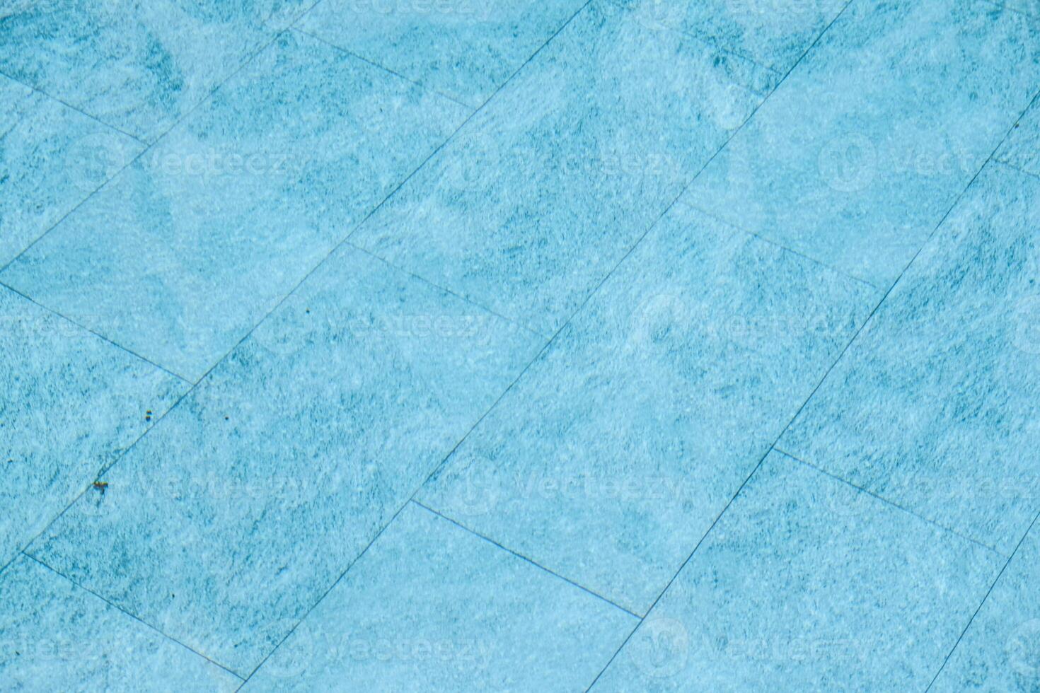 azul azulejos textura dentro a natação piscina. foto
