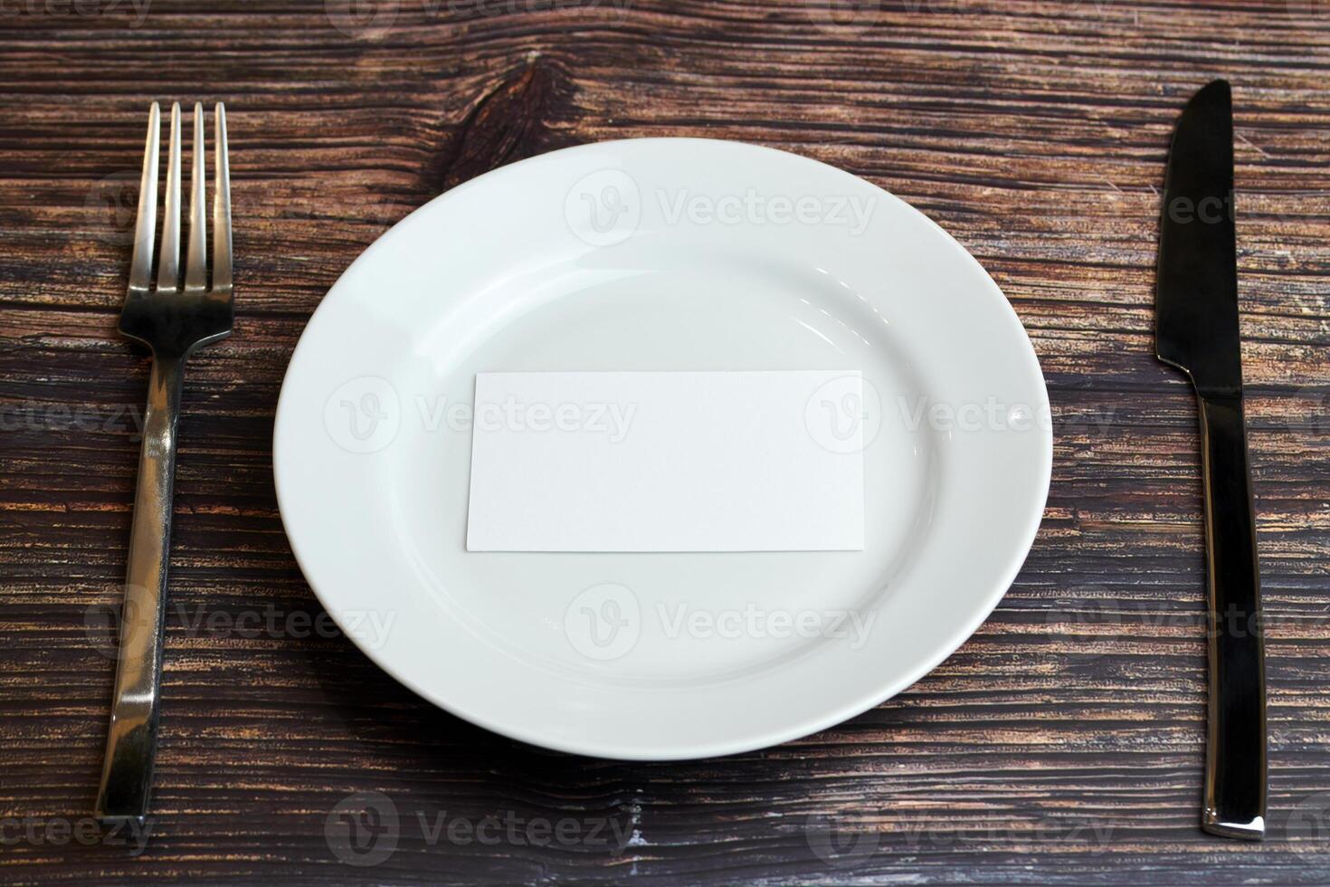 esvaziar prato em mesa com talheres e em branco o negócio cartão, topo visualizar. mensagem para Visitante do restaurante ou cafeteria. o negócio almoço sem dicas conceito. foto