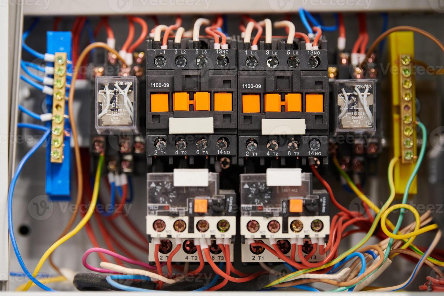 disjuntor na caixa de distribuição. quadro de distribuição de tensão de controle. placa de distribuição para controle de tensão elétrica em casa ou escritório. foto