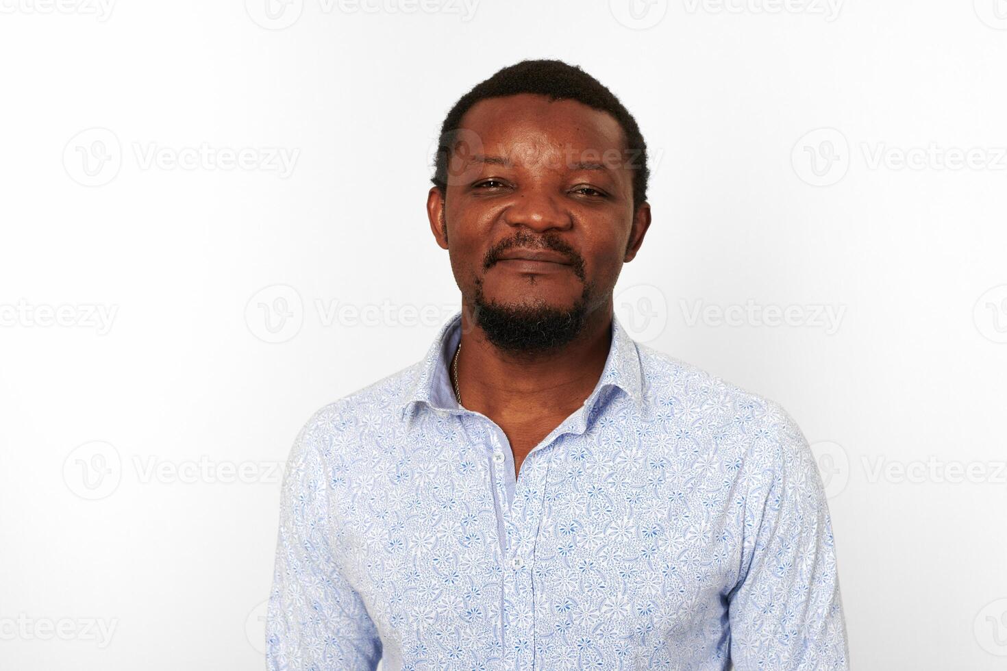 feliz homem negro afro-americano com barba pequena em camisa casual brilhante isolado fundo branco foto