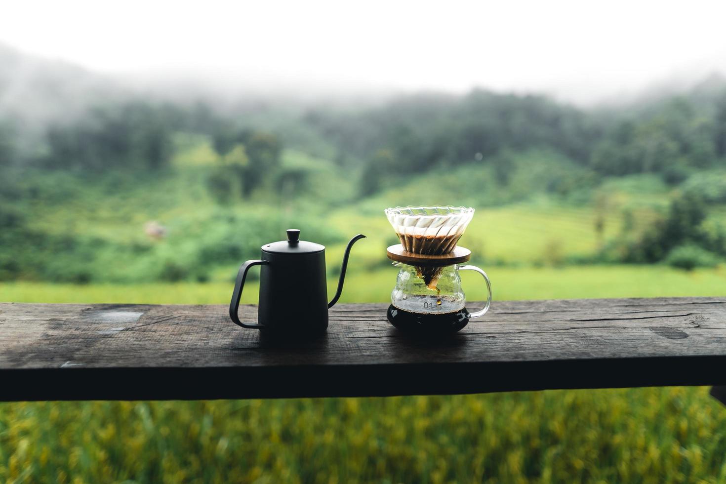 cafeteira de gotejamento na mesa de madeira foto