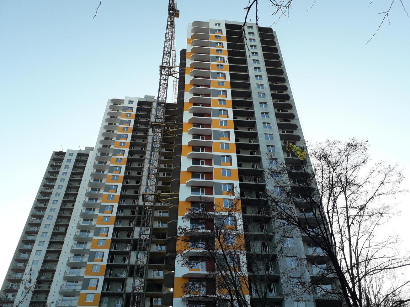 arquitetura de um novo edifício residencial de vários andares foto