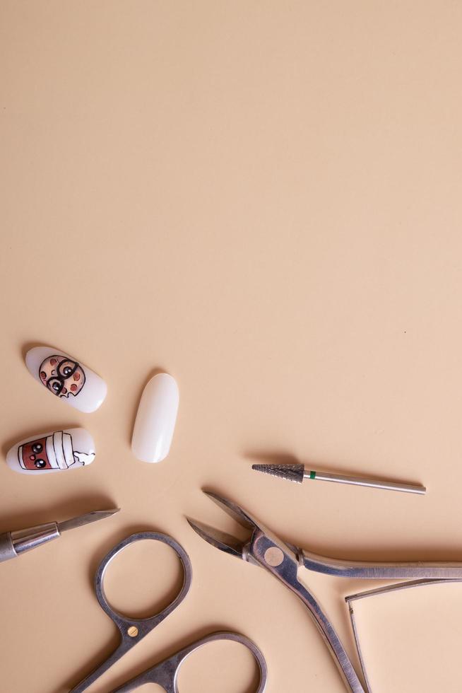 ferramentas e dicas de manicure com desenhos de espaço de cópia foto