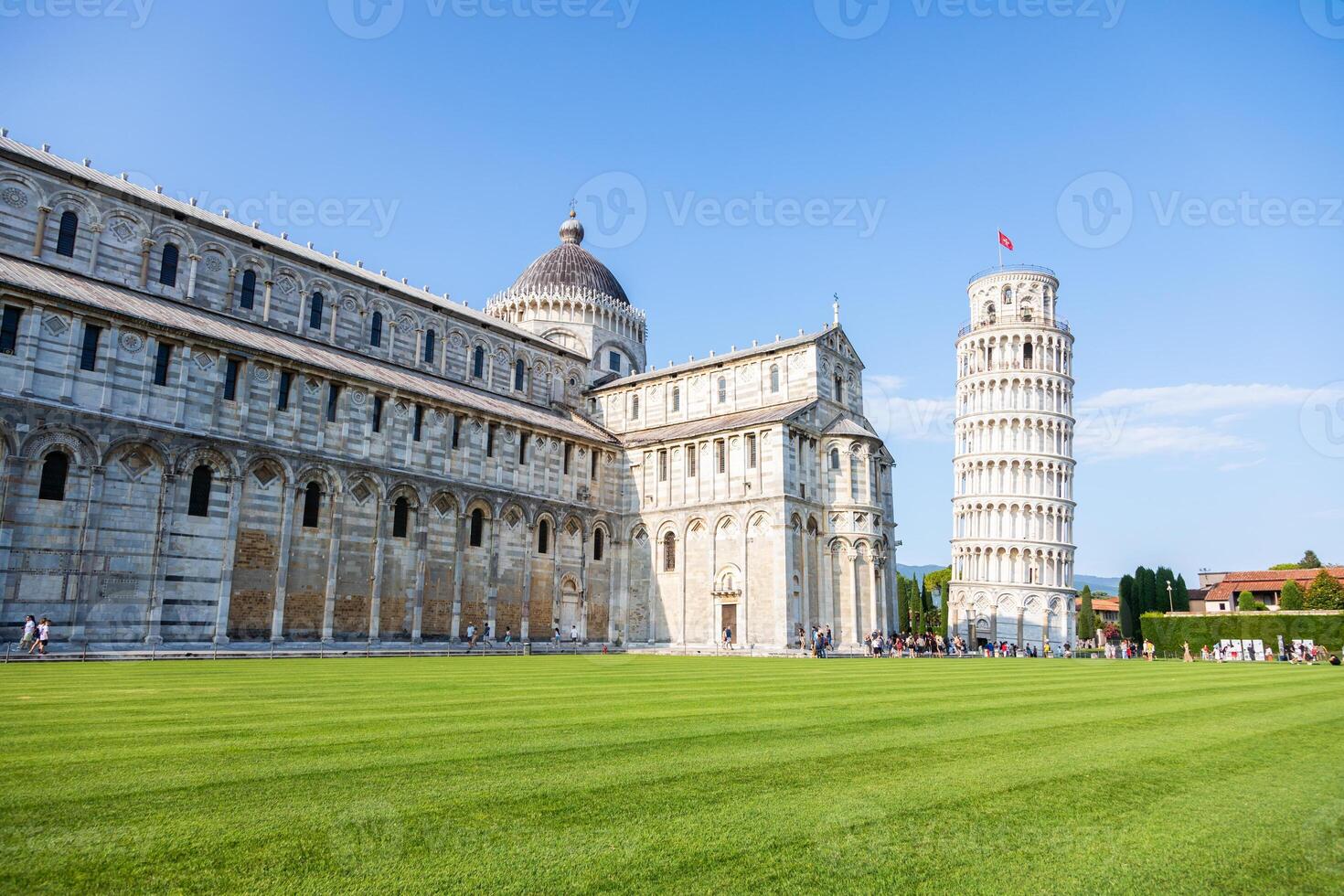 pisa, Itália - famoso inclinado torre ponto de referência com azul céu, renascimento branco mármore foto