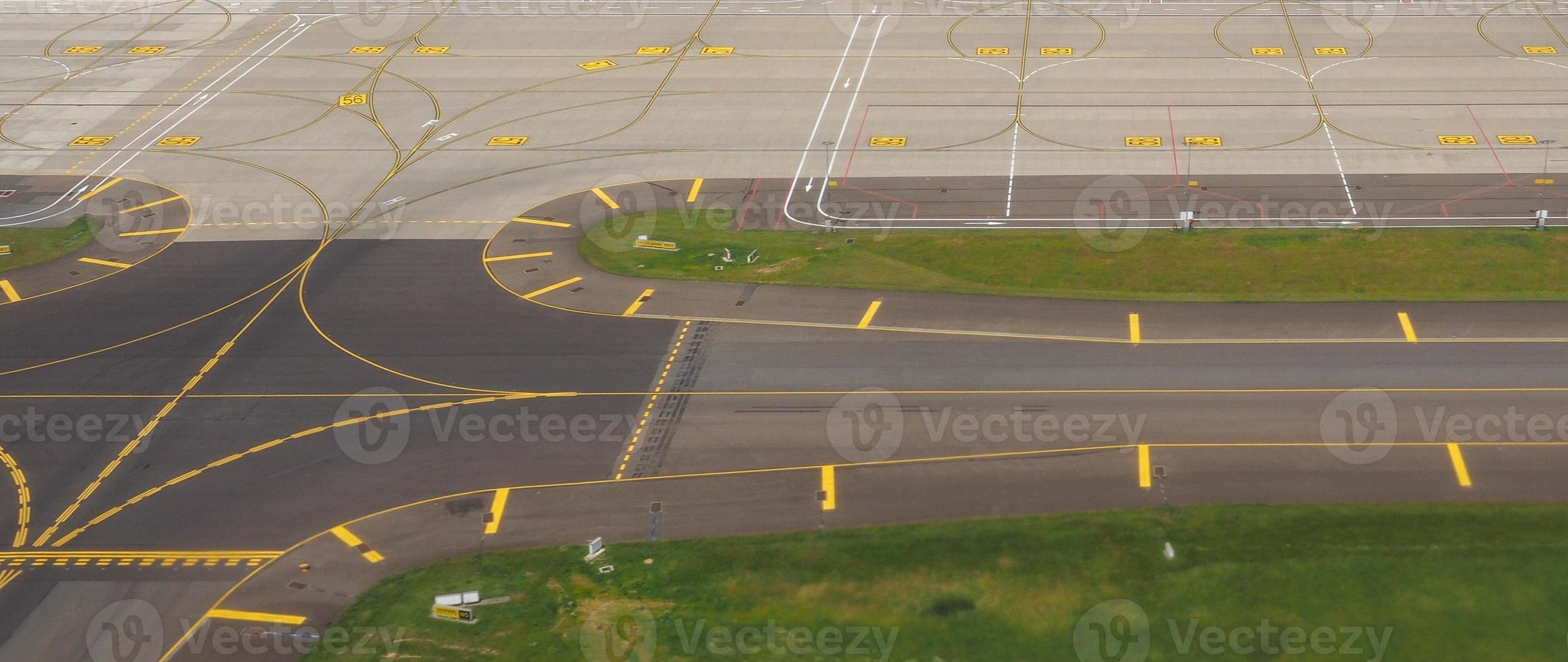 pista vazia do aeroporto foto