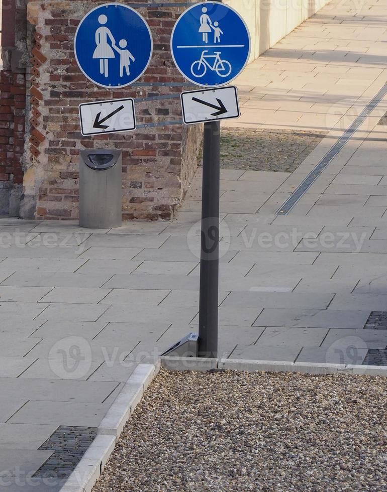 placa de rua para pedestres e ciclovias foto