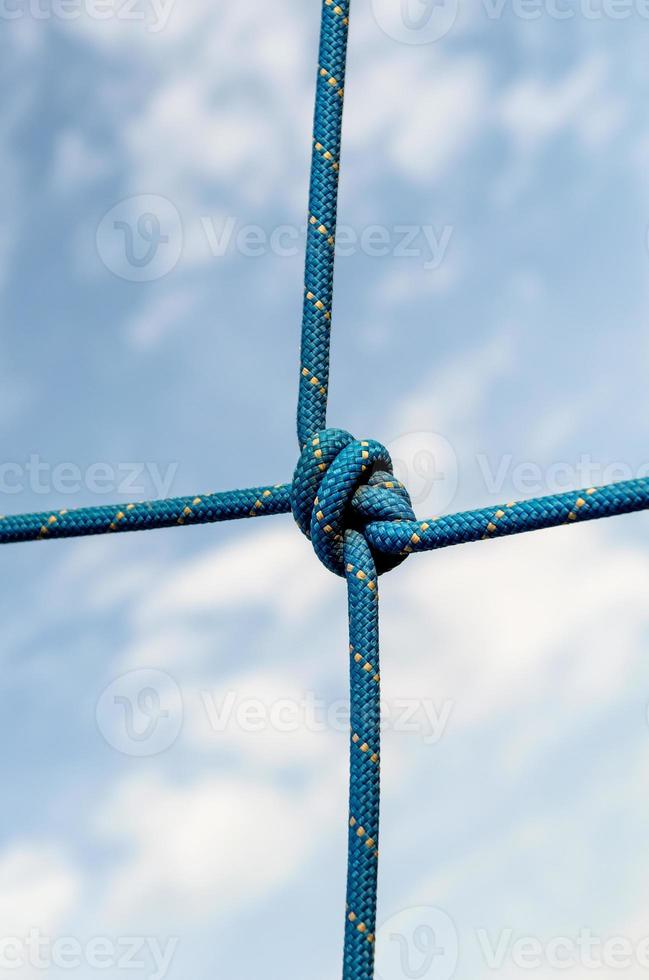 muitas cordas e um grande nó contra o céu azul foto