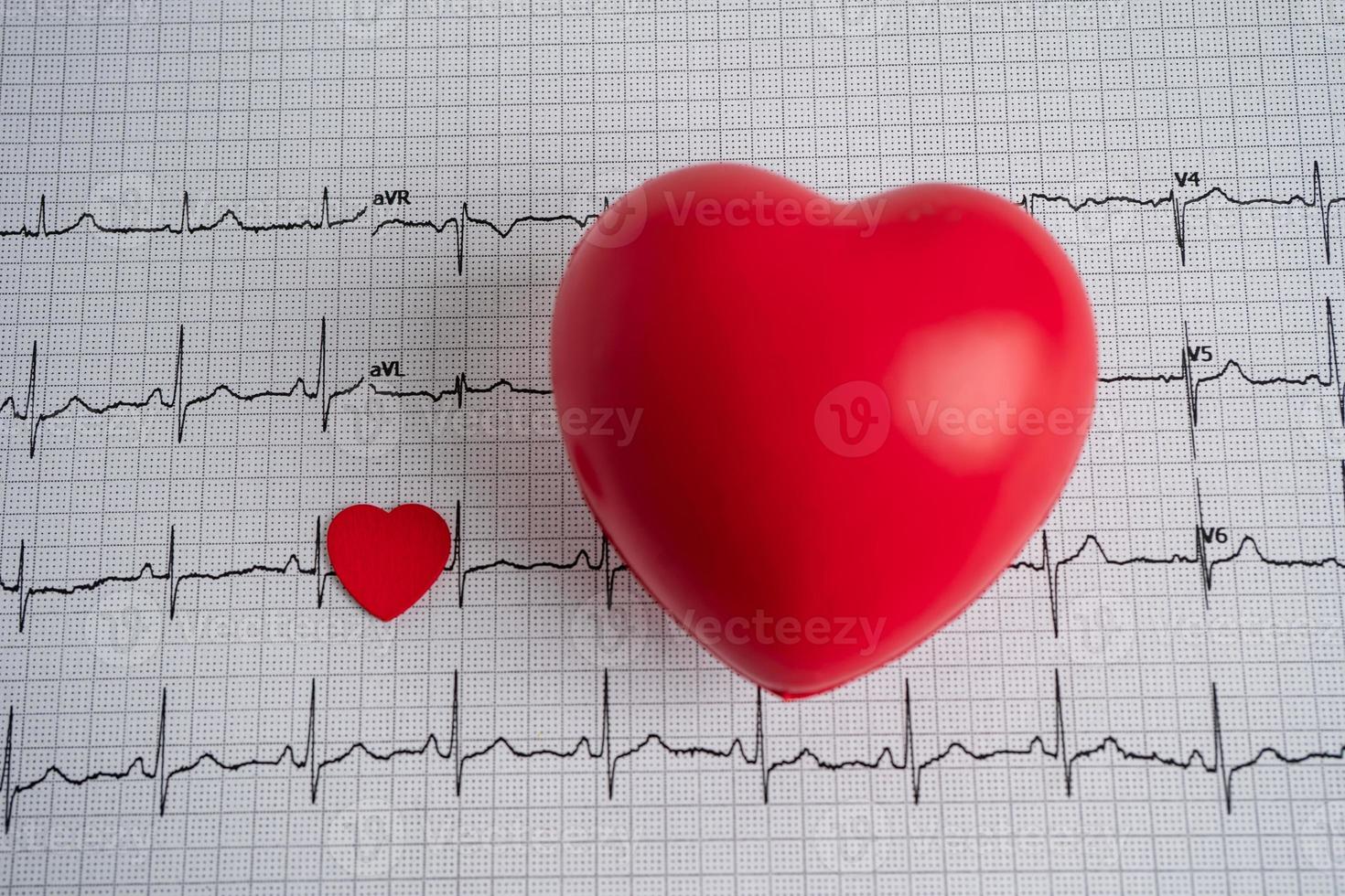 coração vermelho no gráfico de ecg de eletrocardiograma, onda cardíaca, ataque cardíaco, relatório de eletrocardiograma. foto