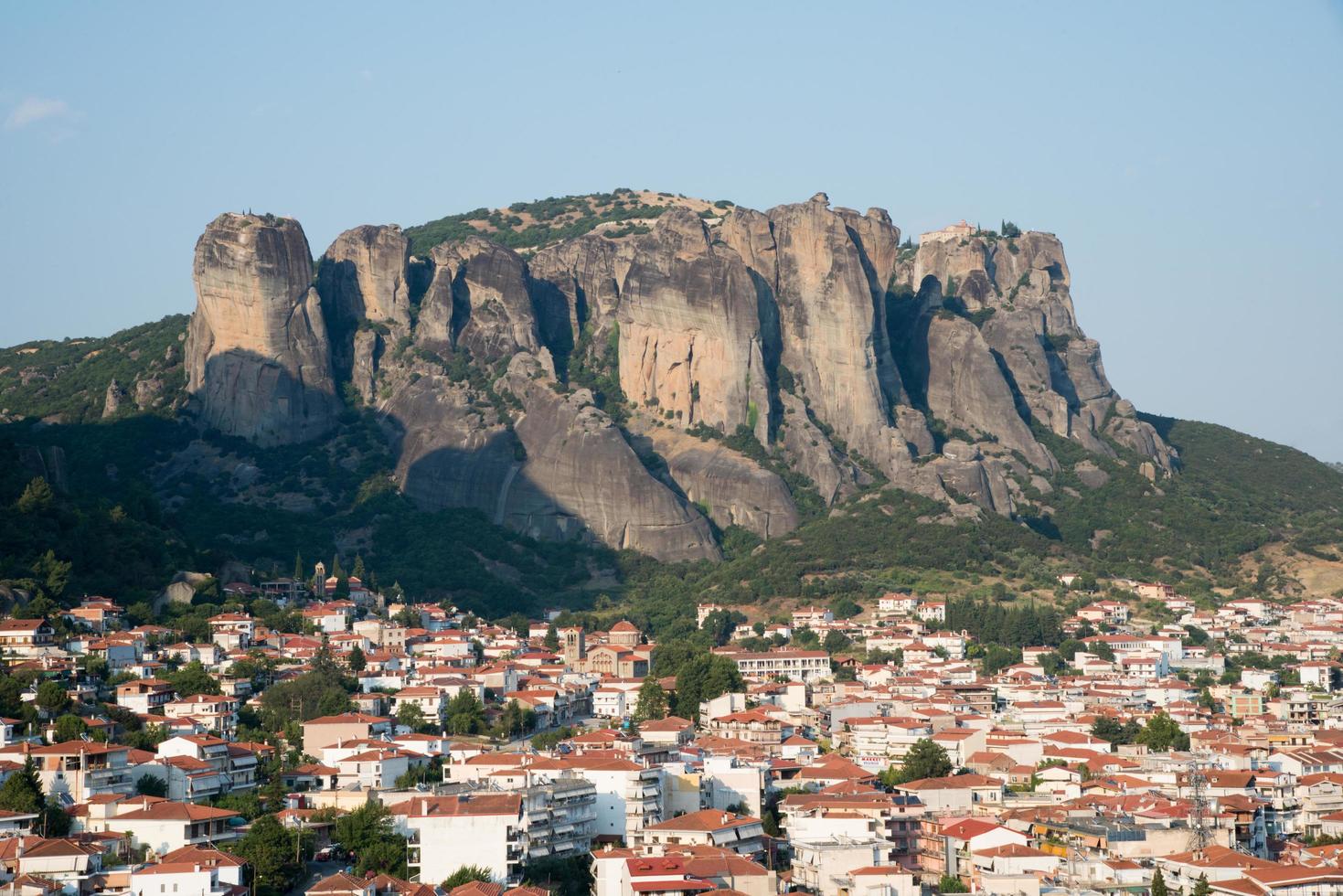 vista das montanhas de meteora e da cidade de kalambaka em um dia ensolarado foto