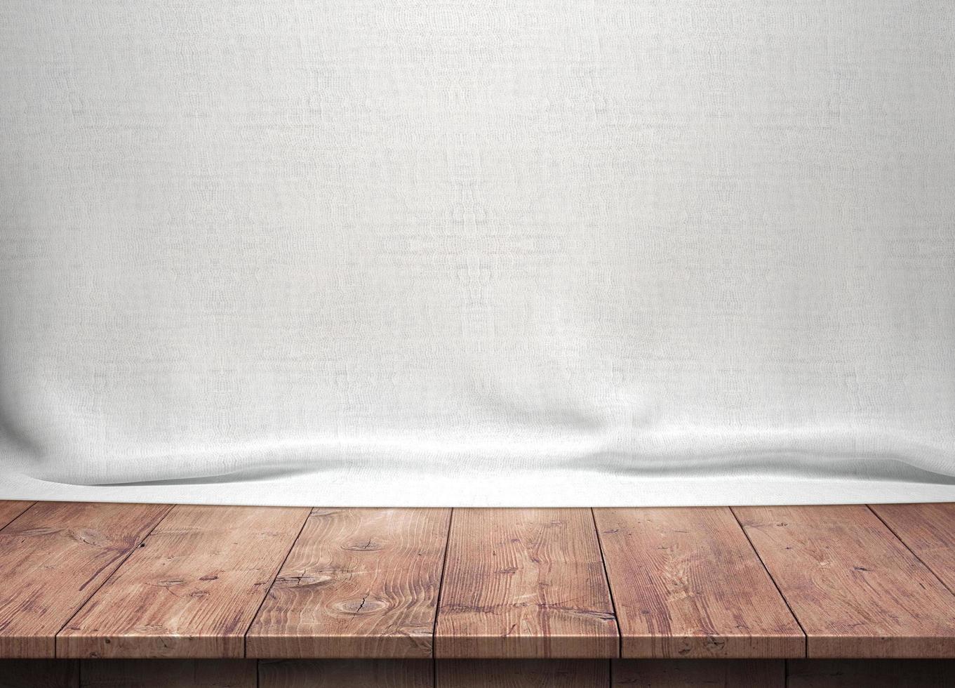 mesa de madeira com fundo de tecido de algodão branco foto