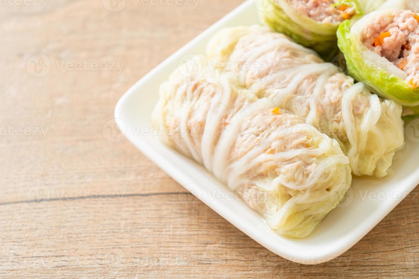 carne de porco picada embrulhada em repolho chinês ou repolho cozido no vapor carne de porco picada foto