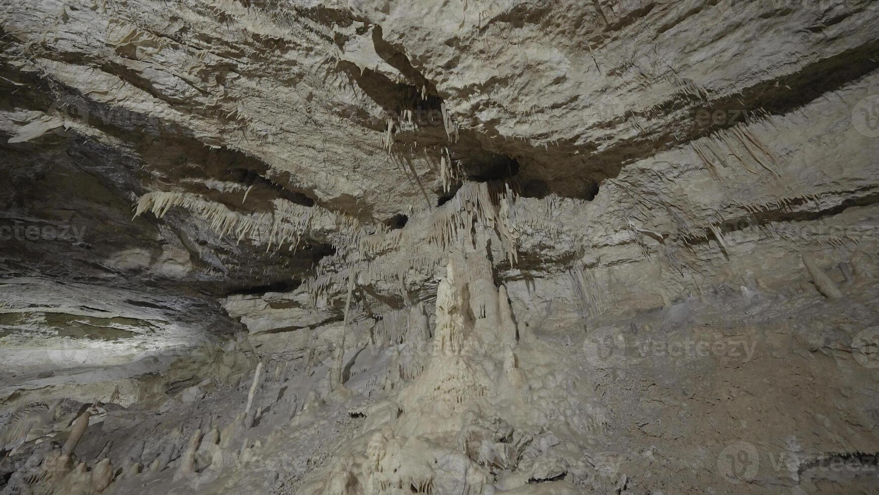 formações dentro cavernas. Ação. lindo paredes do iluminado caverna com formações. estalactites e estalagmites dentro caverna corredores foto