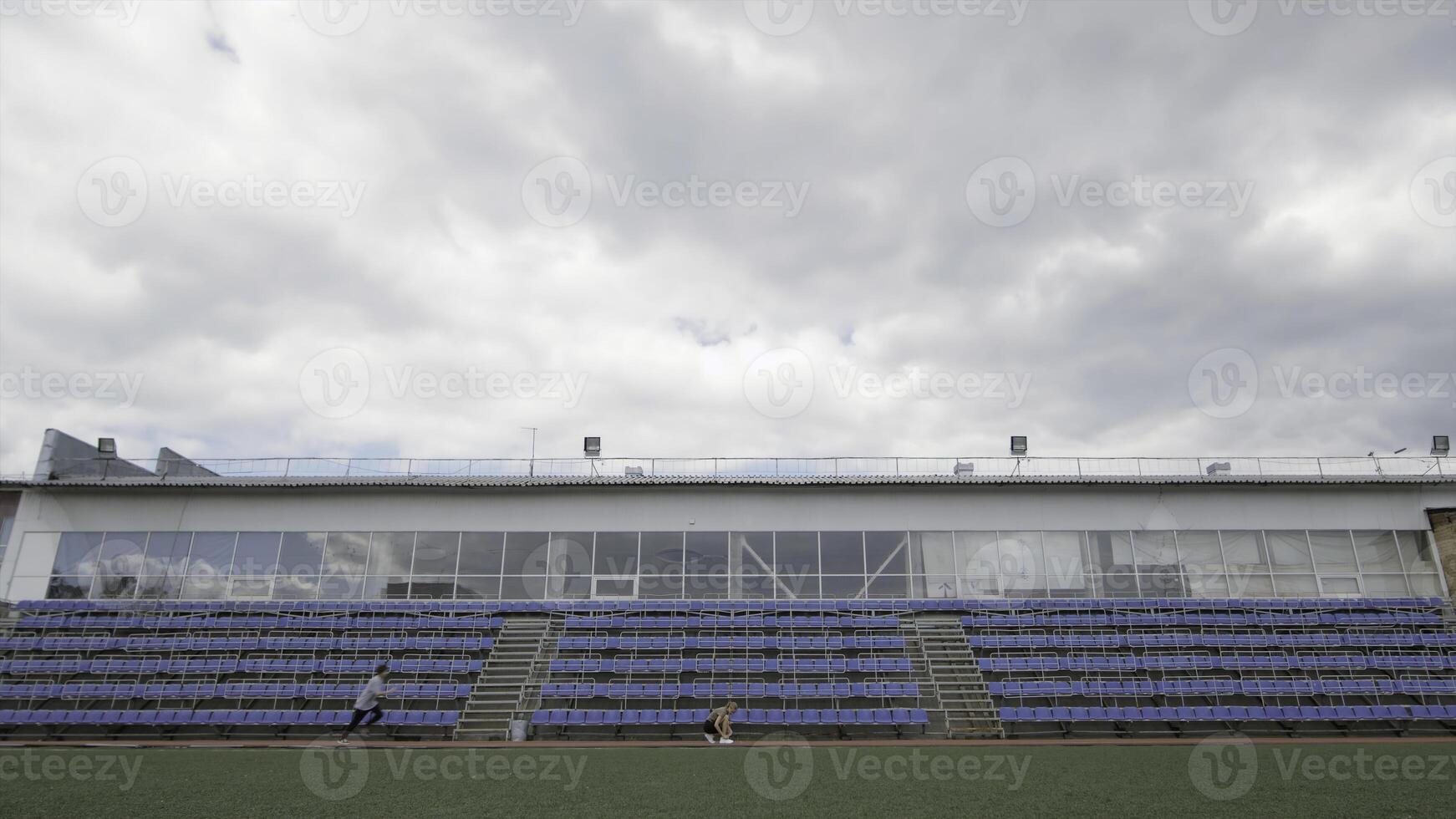 corredores trem às estádio. estoque imagens de vídeo. Visão do Esportes estádio com corrida atletas. ao ar livre Esportes estádio com atletas Treinamento foto