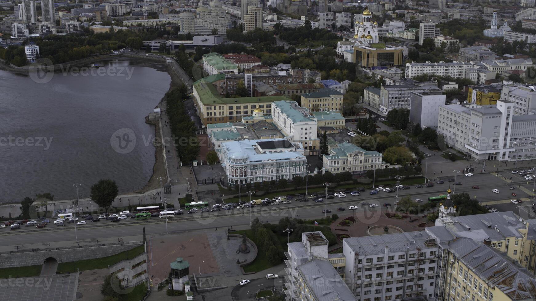 aterro do a central lagoa e enredo, a histórico Centro do a Ecaterimburgo cidade, Rússia. estoque imagens de vídeo. aéreo Visão do uma verão cidade ruas e edifícios. foto