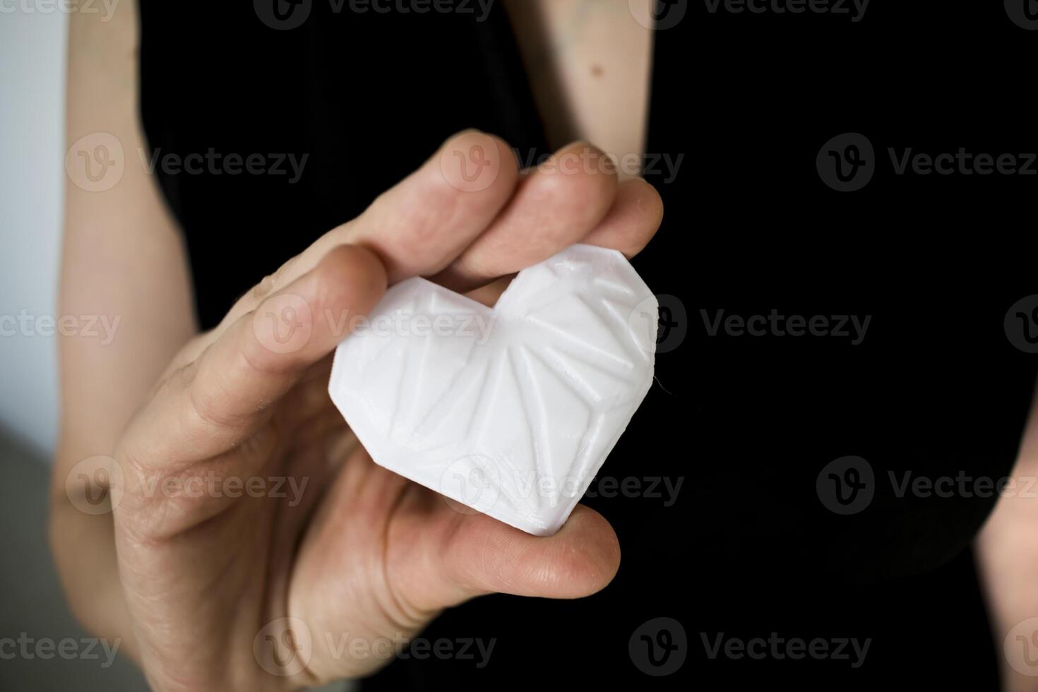 mulher segurando branco 3d impresso coração. ideal para diverso conceito, amor e saúde, gratidão e caridade qualquer tecnologia foto